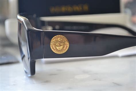 como saber se um oculos versace é original|Como descobrir que um óculos é original .